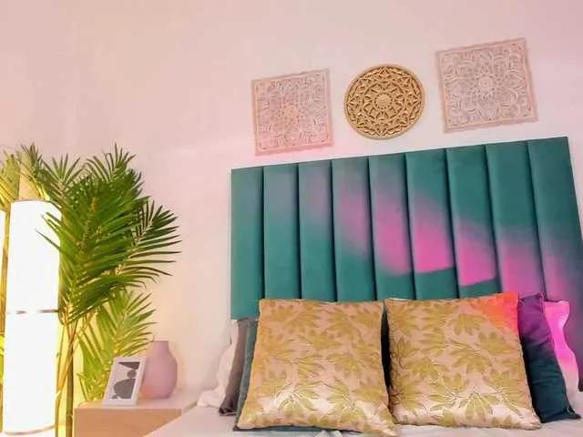 EmaaTaylor from BongaCams