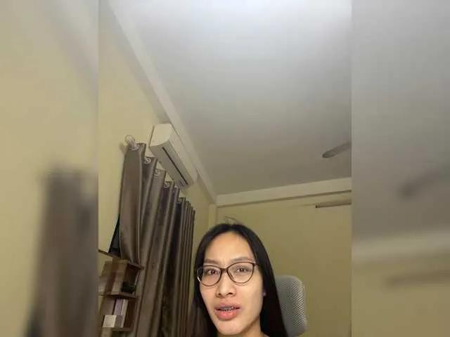 LindaBaby999 from BongaCams