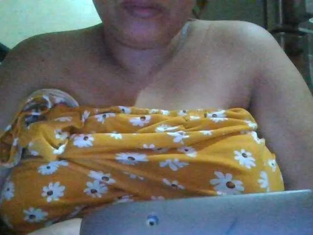 xxwetmomm from BongaCams